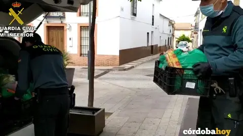 Entrega de material en La Victoria por la Guardia Civil