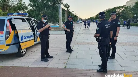 Polic&iacute;a Local controlando el flujo de personas en la capital