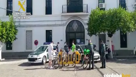 Los j&oacute;venes ciclistas rescatados en una imagen facilitada por la Guardia Civil