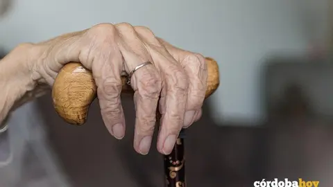 Mano de una anciana con bast&oacute;n