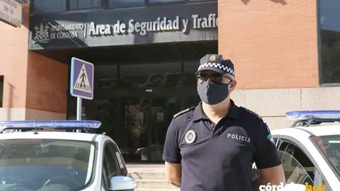 Agente de la Polic&iacute;a Local a las puertas de la Jefatura