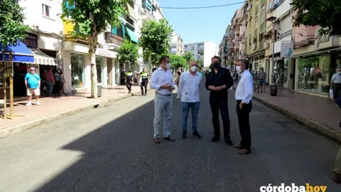 El alcalde en La Vi&ntilde;uela junto a representantes del comercio y otros concejales