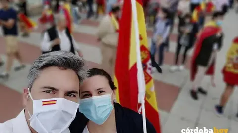 Selfie de Andr&eacute;s Lorite en la cacerolada de la ultraderecha colgado en su Twitter