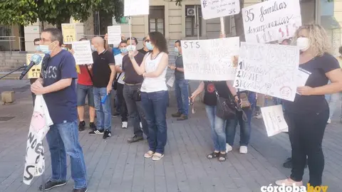 Trabajadores de Suministros T&eacute;cnicos del Sur se concentran a las puertas de CCOO