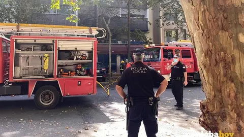 Agentes de la Polic&iacute;a Local en el lugar del incendio