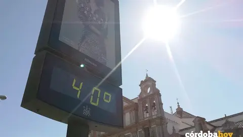 Term&oacute;metro con sol y 40 grados, en una imagen de archivo