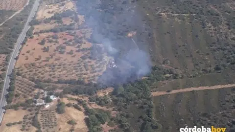 Vista a&eacute;rea del Infoca sobre la localizaci&oacute;n del incendio en Santa Eufemia