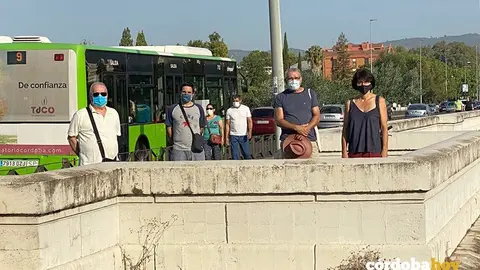 Concejales de IU y responsables del Distrito Sur, en el Puente de San Rafael
