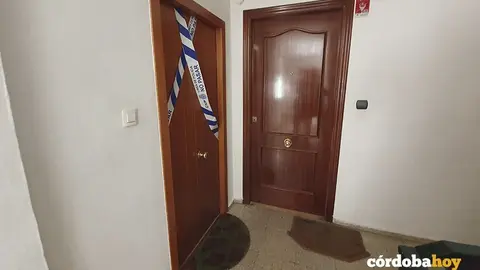 La puerta de la vivienda donde tuvo lugar el crimen