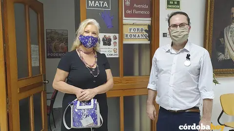 Cristina Pedrajas y Juan Alc&aacute;ntara, con mascarillas propias