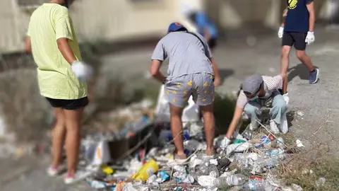 Recogida de basura en el barrio del Guadalquivir