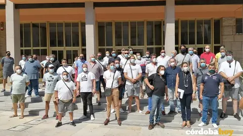 El colectivo de vendedores ambulantes ante el Ayuntamiento