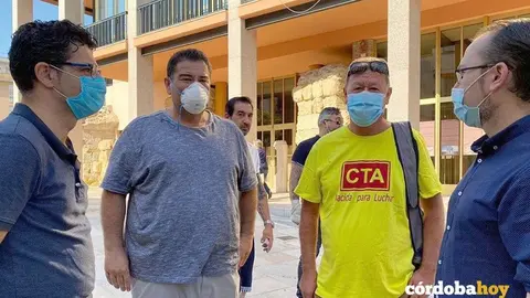 Juan Alc&aacute;ntara (derecha) con miembros del comit&eacute; de empresa de Cecosam