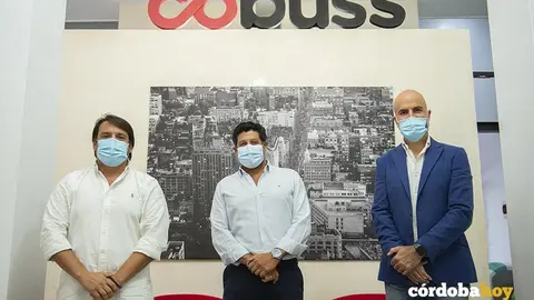 Los fundadores de Dobuss, Jos&eacute; Huertas y Jos&eacute; Luis Garc&iacute;a-Morato, junto a Sebasti&aacute;n del Rey, representante del CBF