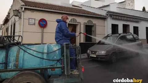 El alcalde de La Rambla fumigando las calles