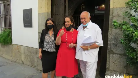 Blanca Torrent y Jos&eacute; Luis Moreno en la entrada de los ba&ntilde;os &aacute;rabes