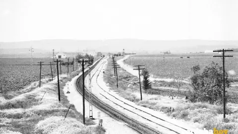 L&iacute;nea ferroviaria entre C&oacute;rdoba y M&aacute;laga a la altura de los Cansinos. Foto de Eladio Osuna en Widipedia
