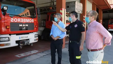 Miguel &Aacute;ngel Torrico con Daniel Mu&ntilde;oz en el Parque de Bomberos