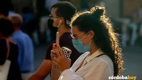 Mujer con mascarilla en la calle