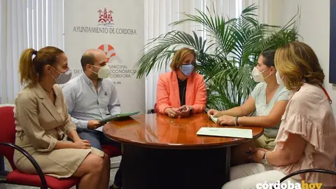 La concejala Blanca Torrent con las tres empresarias que se incorporan a la red de viveros