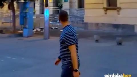 Un hombre contempla c&oacute;mo caen expedientes a la calle desde el CMAC