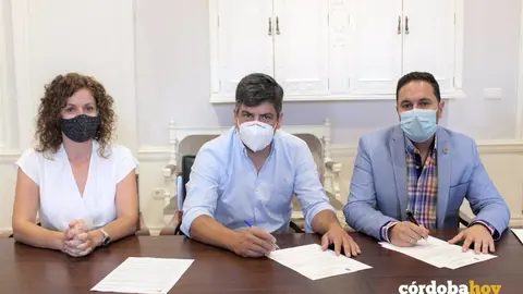 El delegado de Infraestructuras Rurales de la Diputaci&oacute;n de C&oacute;rdoba, Manuel Olmo (dcha.), junto al alcalde de Montilla, Rafael Llamas