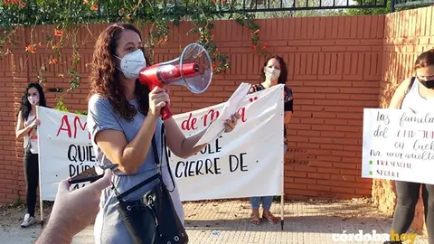 Protesta de madres y padres en el CEIP Juan de Mena