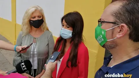 Martina Velarde con Cristina Pedrajas y Juan Alc&aacute;ntara