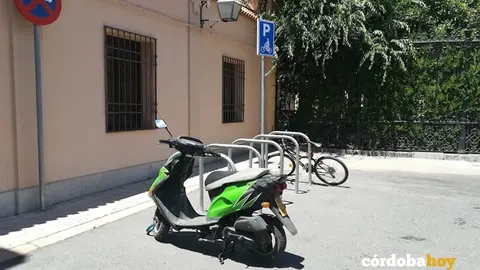 Motocicleta utilizando un aparcabicis