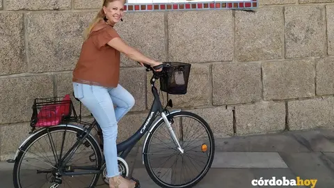 Cristina Pedrajas en su bicicleta