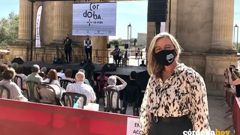 La concejala de Turismo, Isabel Alb&aacute;s, en la actuaci&oacute;n flamenca de la Puerta del Puente