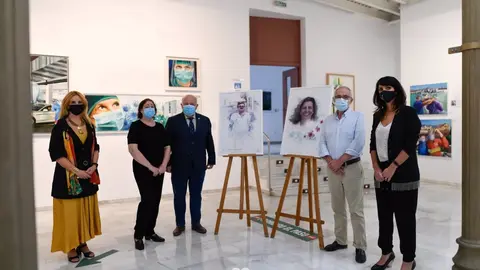 Entrega de las acuarelas de la expo H&eacute;roes con Bata