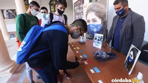 Alumnado de la Facultad de Derecho recogiendo sus mascarillas reutilizables