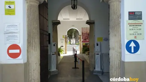 La estrecha entrada del cementerio de San Rafael para el D&iacute;a de Todos los Santos