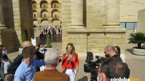 Cayetana &Aacute;lvarez de Toledo en la Puerta del Puente rodeada de periodistas
