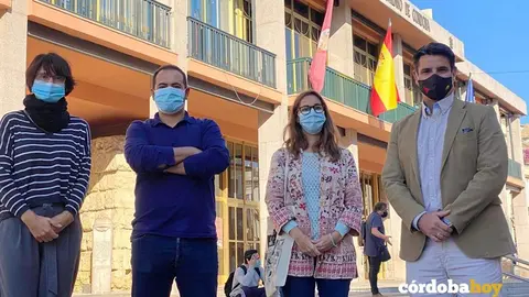 Jes&uacute;s David S&aacute;nchez, portavoz de IU en Puente Genil, con compa&ntilde;eros de C&oacute;rdoba