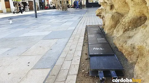 El cartel del Templo Romano arrancado de cuajo