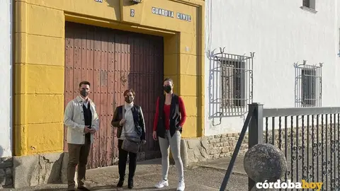 Pedro Garc&iacute;a con Chari Porras ante el cuartel de la Benem&eacute;rita en Espejo