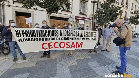 Trabajadores de Cecosam a las puertas del Ayuntamiento