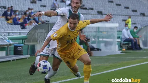 Piovaccari pelea un bal&oacute;n en el encuentro C&oacute;rdoba CF-UCAM Murcia