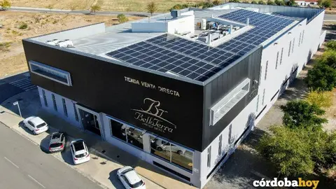 Placas solares sobre la sede de la empresa Belloterra, de A&ntilde;ora