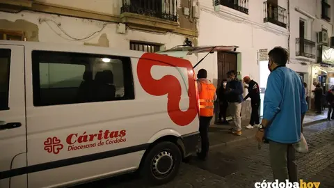 Acci&oacute;n de C&aacute;ritas con personas sin hogar en la calle