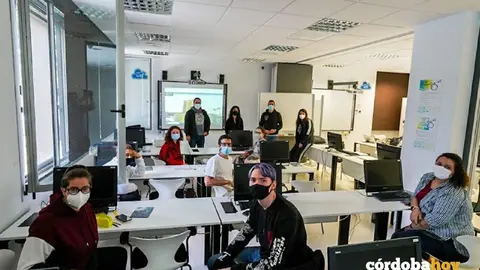 Profesores y participantes en los talleres del &aacute;rea de Juventud