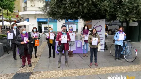 Mesa informativa en las Tendillas sobre el D&iacute;a Internacional contra la Violencia Machista