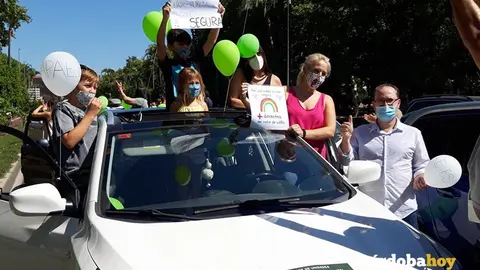 Juan Alc&aacute;ntara en una caravana por la vuelta segura al colegio