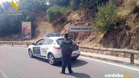Agente y veh&iacute;culo de la Guardia Civil de Hornachuelos