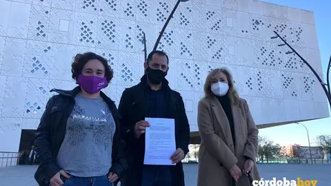 Miembros de IU con  la denuncia sobre exaltaci&oacute;n del franquismo  en Lucena y C&oacute;rdoba