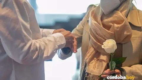 Una pareja se coloca las alianzas en la celebraci&oacute;n de su boda civil, en una imagen de archivo
