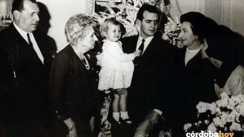 La reina Victoria Eugenia, ya anciana,  a la izquierda, en el bautizo del actual rey Felipe VI