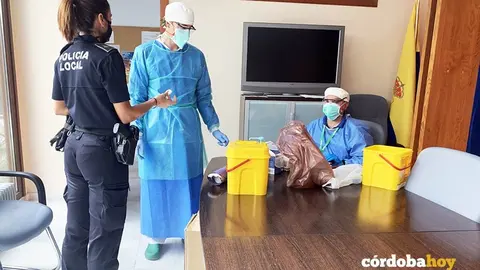 Una agente de Polic&iacute;a Local de Palma se hace un test de Covid-19